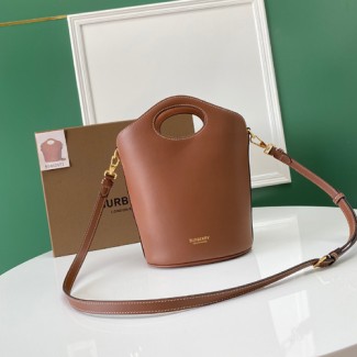 버버리 스몰 레더 포켓 버킷 백 80462401 탄