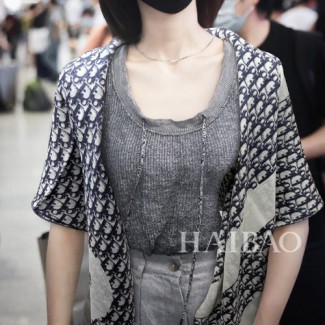 디올 신상 스카프 D1056