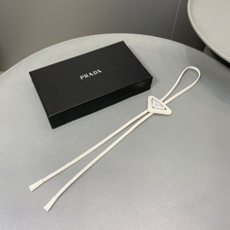 프라다 22SS 브러시드 볼로 타이 2IC027 화이트