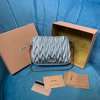 미우미우 쌔씨 마테라쎄 숄더백 5BA200 실버